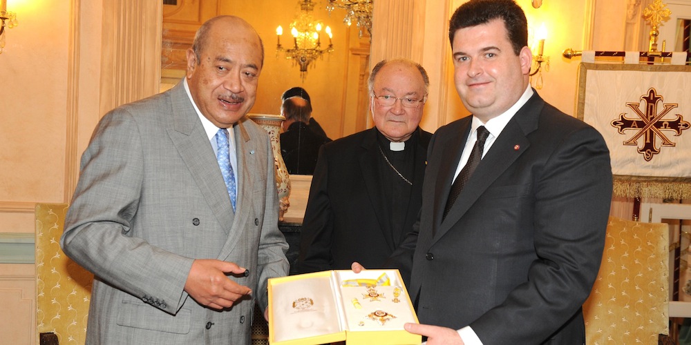 Read more about the article King George V Tupou of Tonga decorates Anthony Bailey